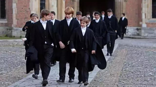 校服承擔(dān)育人功能，但為何中國校服卻承擔(dān)管理功能？