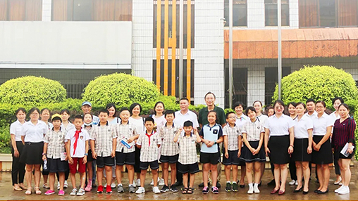 《南國早報》小記者團走進百裕集團生產中心，探訪“學生裝”奧秘